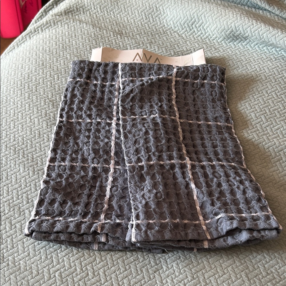 AVA Gray Textured Kitchen 2Towels nwot